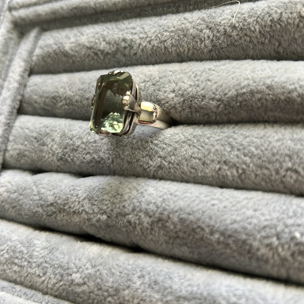 Women’s Green Tourmaline Rectangle shaped ring set in 925 stamped Silver. SZ 7.5 - Picture 7 of 9